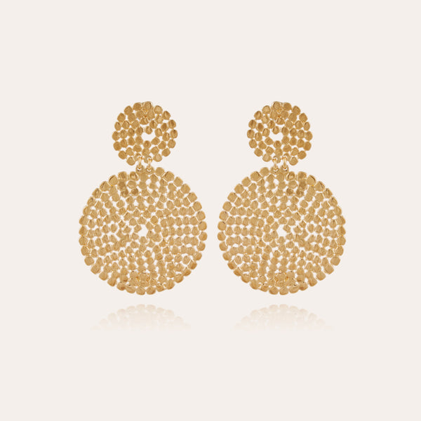 The Onde earrings Small by gas bijoux are gold-plated statement earrings with a small circular stud and a larger dangling, textured circle. Both feature a clustered dot pattern and are handmade in France.