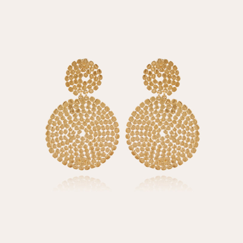 The Onde earrings Small by gas bijoux are gold-plated statement earrings with a small circular stud and a larger dangling, textured circle. Both feature a clustered dot pattern and are handmade in France.