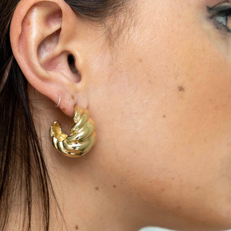 Aggregate 231+ gold swan earrings