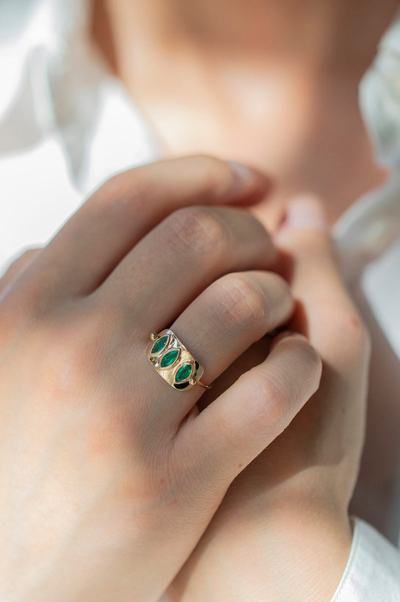 TRIPLE MARQUISE EMERALDS PLATE RING